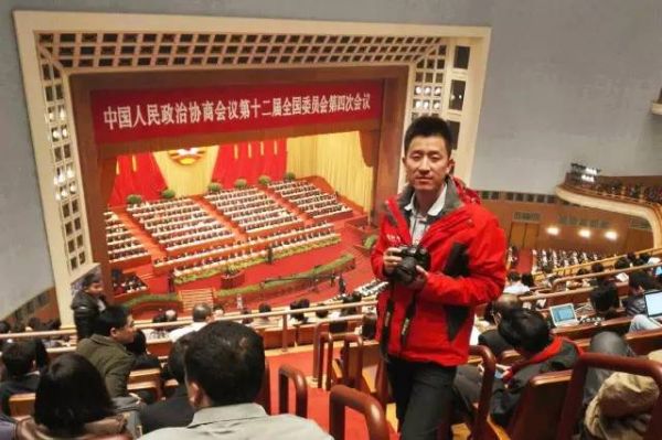 红网新闻中心记者黎鑫:两会报道很辛苦,收获也很大。约采访、围堵委员提问题、分组讨论现场聆听委员发言……作为一名网络媒体的记者,我们充分展现了自己发稿快、图文并茂、传播范围广的优势,几乎成了部分纸媒的“取稿库”。9
